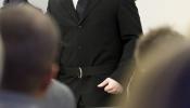 Un hombre lanza un zapato contra Breivik durante juicio