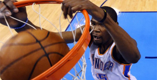 Los Thunder machacan a los Lakers