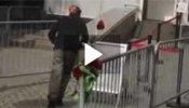 Un hombre intenta inmolarse frente al tribunal donde juzgan a Breivik