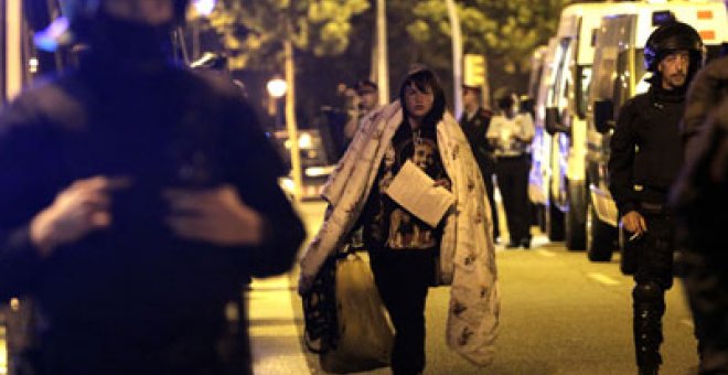 Los Mossos desalojan durante la noche la acampada frente a La Caixa