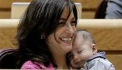 Una senadora acude al pleno con su bebé para reclamar el voto telemático