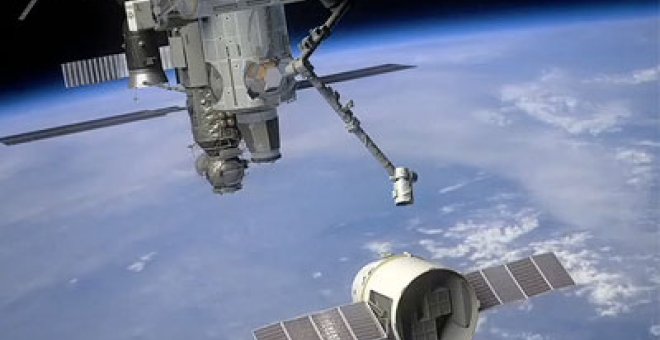 La cápsula 'Dragón' se acerca a la Estación Espacial Internacional