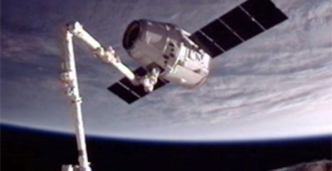 Los astronautas de la estación espacial entran en la cápsula Dragón