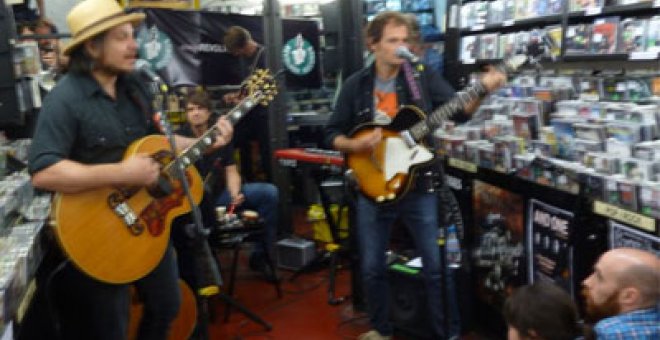 Wilco se cuela en directo en una tienda de discos de Barcelona
