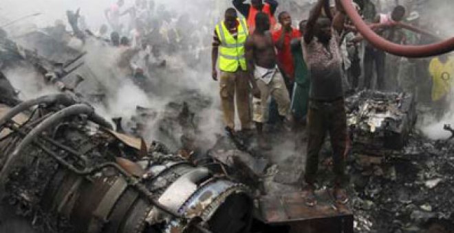 Un avión con 159 personas a bordo se estrella en un barrio de Lagos