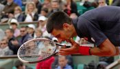 Djokovic sufre para pasar a cuartos de Roland Garros