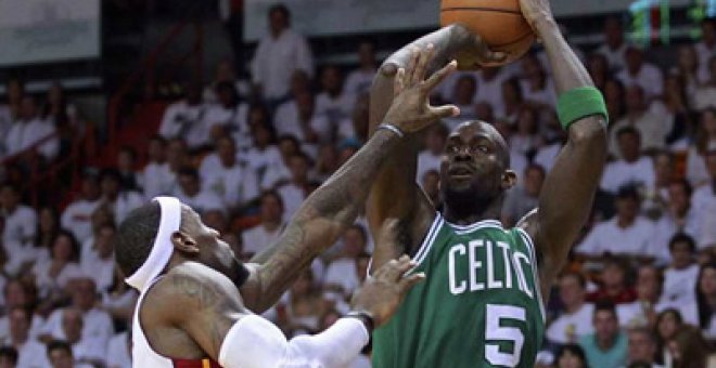 Garnett y Pierce ponen a los Boston Celtics a un triunfo de las Finales