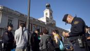 El 15-M entrega en Madrid cientos de alegaciones a las multas de Cifuentes