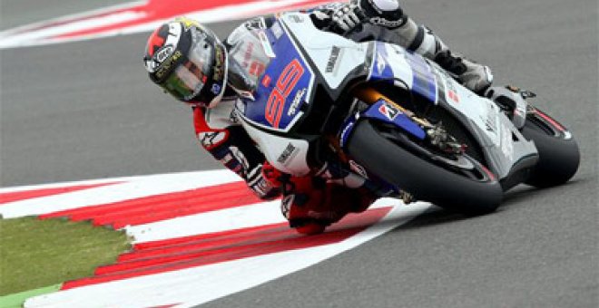 Lorenzo logra en Gran Bretaña su tercera victoria consecutiva en MotoGP