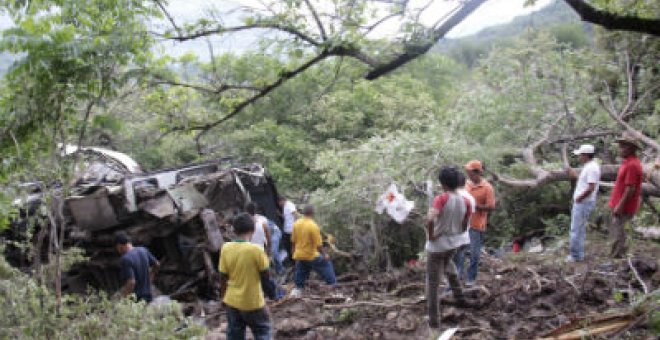 Un autobús se despeña en México y deja 32 fallecidos