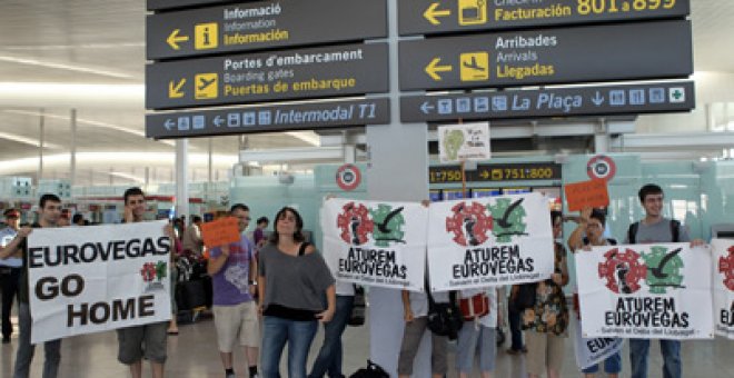 Stop Eurovegas protesta en el Prat contra el proyecto de Adelson