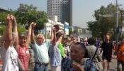 Cadena humana contra los recortes frente al hospital del Vall d'Hebron