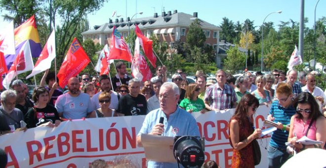 Lara pide la "derrota del Gobierno" a las puertas del palacio de la Moncloa