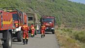300 evacuados por un incendio en Cáceres que sigue activo en dos focos