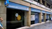 Sabadell plantea a los sindicatos recortar 1.773 empleos de la CAM