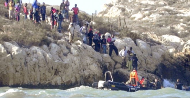 España y Marruecos desalojan a los inmigrantes de la Isla de Tierra