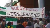 Los neonazis desertan y cientos de personas acuden a apoyar al SAT frente al Mercadona de Vallecas