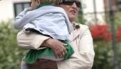 Más de un millón de abuelas cuidan regularmente a sus nietos en España