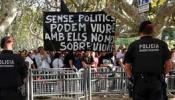 Quinientas personas piden la dimisión de los diputados ante el Parlamento catalán