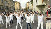 Médicos granadinos se convierten en bailarines por un día para protestar por los recortes