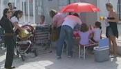 Un picnic en la puerta del cole para enfrentar los recortes