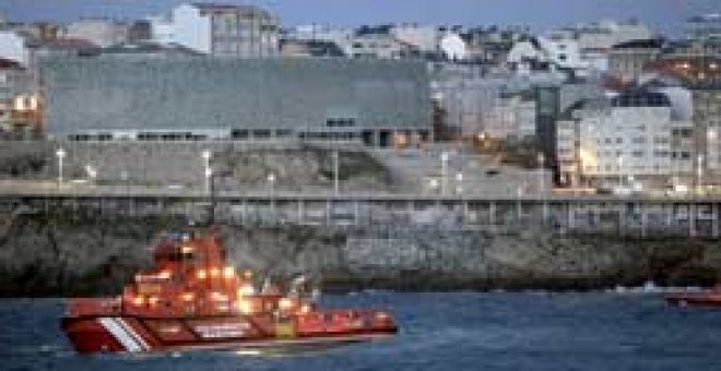 Un muerto al encallar un velero en A Coruña