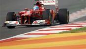 Vettel impone su ley en los libres de la India; Alonso, tercero, resiste