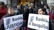Varios indignados consiguen paralizar un desahucio tras encerrarse en las oficinas de Bankia