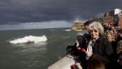 Amigos y compañeros rinden homenaje en Gijón a Carrillo tras lanzar al mar sus cenizas