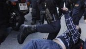Enfrentamientos entre sindicalistas, estudiantes y policías en la Gran Vía de Madrid