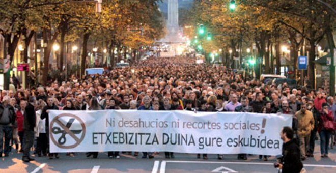 Miles de personas piden en Bilbao que no haya ni un desahucio más