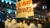 La 'Marea blanca' rodea la sede de la Presidencia de Madrid contra la privatización de la sanidad