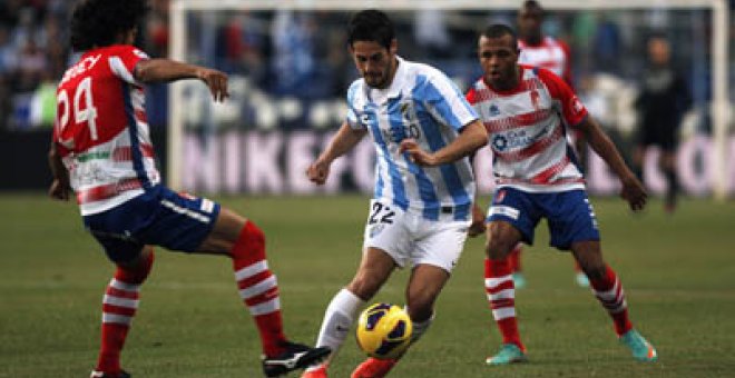 El Málaga golea al Granada con más efectividad que juego