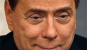 Berlusconi se erige en adalid de la democracia y dice que "la prima de riesgo es una estafa"