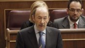 Rubalcaba acusa a Rajoy de "estar friendo" a las clases medias y "no dejar títere con cabeza"