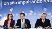 Rajoy y Cospedal se felicitan por un año record en recortes sociales