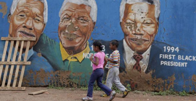 Suráfrica asegura que Mandela mejora tras su última operación
