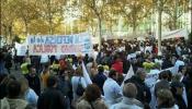 Varios centenares de manifestantes se concentran frente a la Asamblea de Madrid