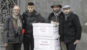 Entrega 145.000 firmas en defensa del catalán