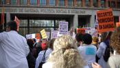 La 'marea blanca' de Madrid lleva su protesta al Ministerio de Sanidad