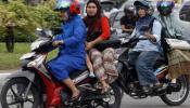 La ley islámica prohíbe a las mujeres de un pueblo de Indonesia montar a horcajadas en moto como pasajeras