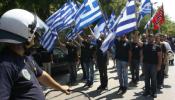 Militantes del partido neonazi griego atacan un barrio poblado por gitanos