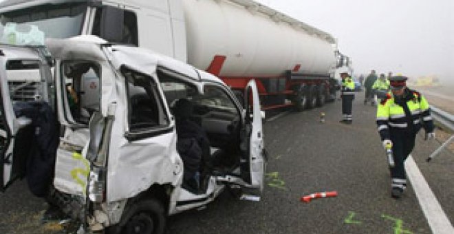 Un muerto en una multicolisión en Lleida con una veintena de coches implicados