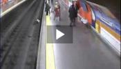 Un policía nacional rescata a una mujer a punto de ser arrollada por el Metro