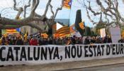 Banderas españolas y 'estelades' se concentran frente al Parlament de Catalunya