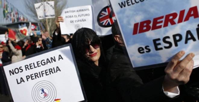 Trabajadores de Iberia se manifiestan a las puertas de Fitur