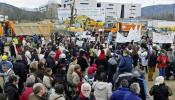 La 'marea blanca' protesta ante el hospital cerrado por el que González paga a Capio 900.000 euros al mes