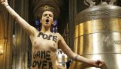 El grupo Femen 'celebra' en Notre Dame la renuncia de Ratzinger