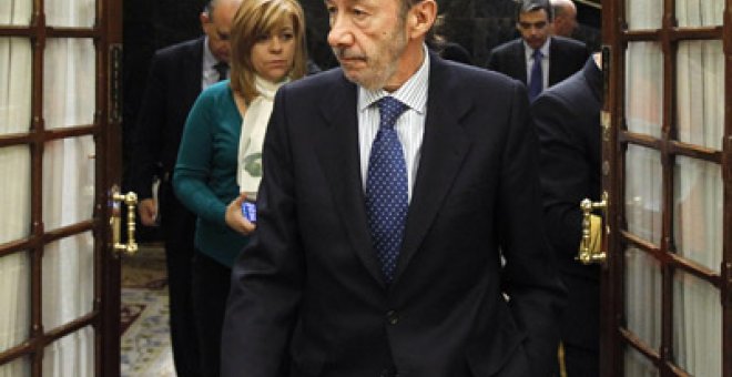 Rubalcaba : "Gano 55.000 euros como líder de la oposición frente a los 135.000 de Rajoy"