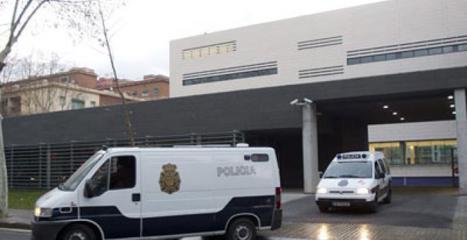 La Policía custodia la sede de Método 3 en Barcelona antes de proceder a su registro